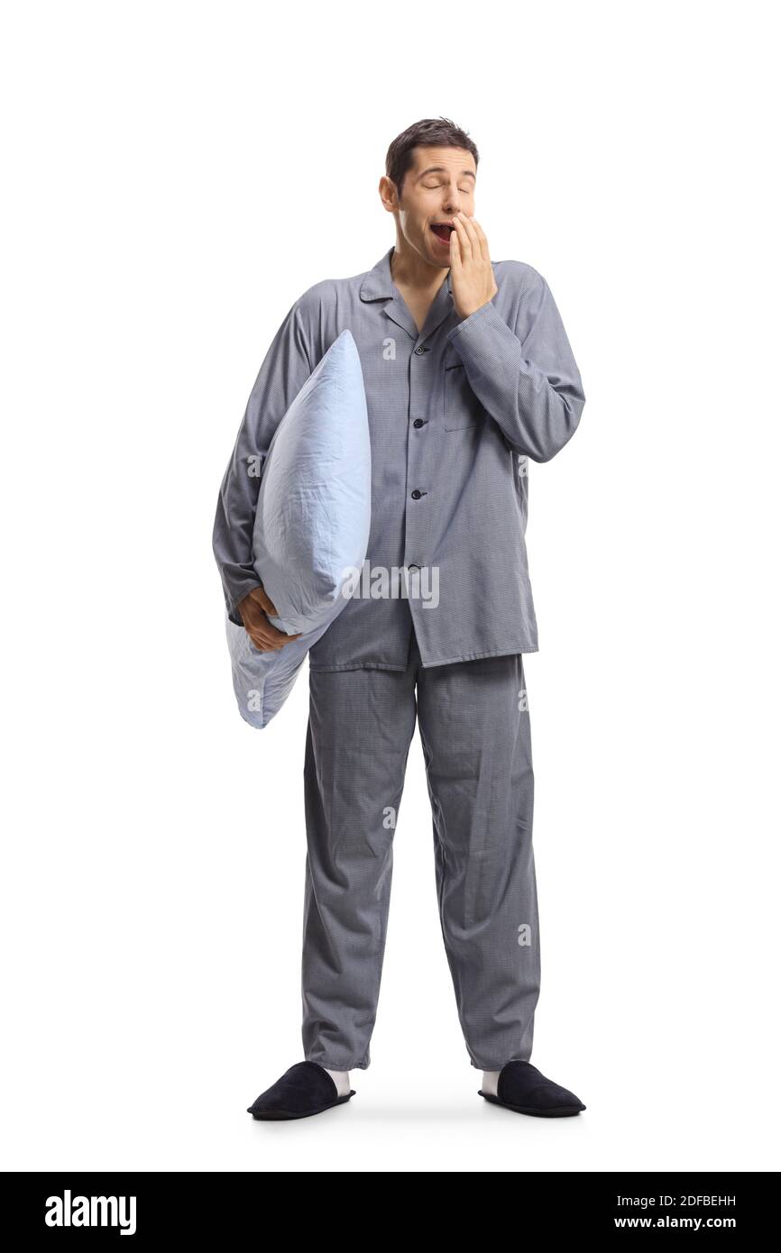 Retrato completo de un hombre en pijamas bostezo y.. sostener una almohada  aislada sobre fondo blanco Fotografía de stock - Alamy