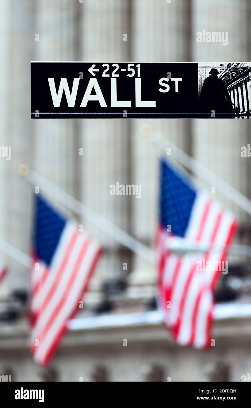 Wall Sreet firma con banderas estadounidenses y el NYSE Foto de stock