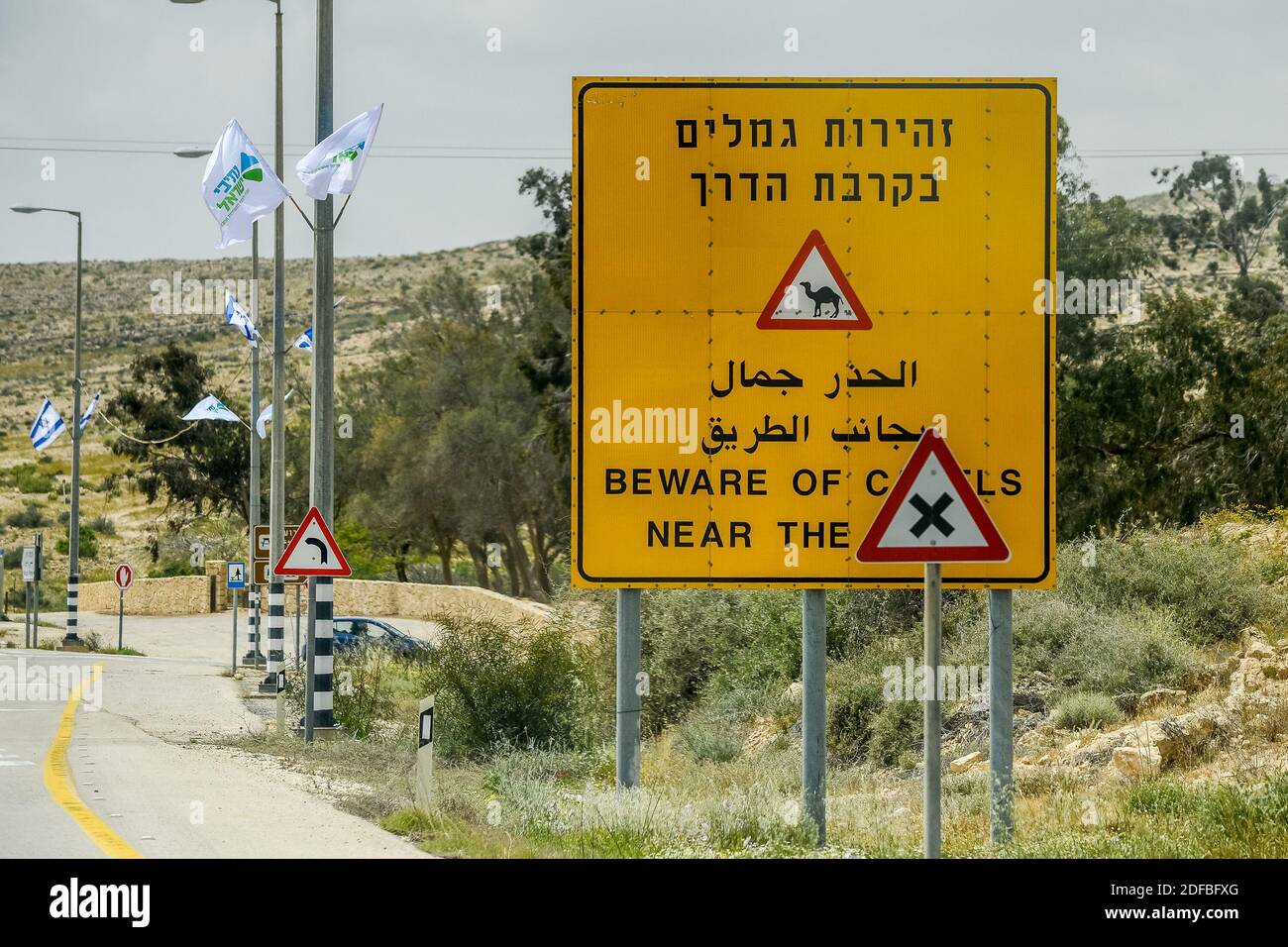 Israel. 16 de abril de 2015. Una aldea en el desierto de Kibbutz, una comuna agrícola en Israel caracterizada por la propiedad común y la igualdad en el trabajo y el consumo. El kibutz moderno es una pequeña aldea habitada por personas que han organizado sus vidas sobre los principios de la propiedad compartida, la igualdad y la participación en todas las esferas de la producción y el consumo, y también ayudan a los recién llegados a integrarlos en la vida israelí. Foto de stock