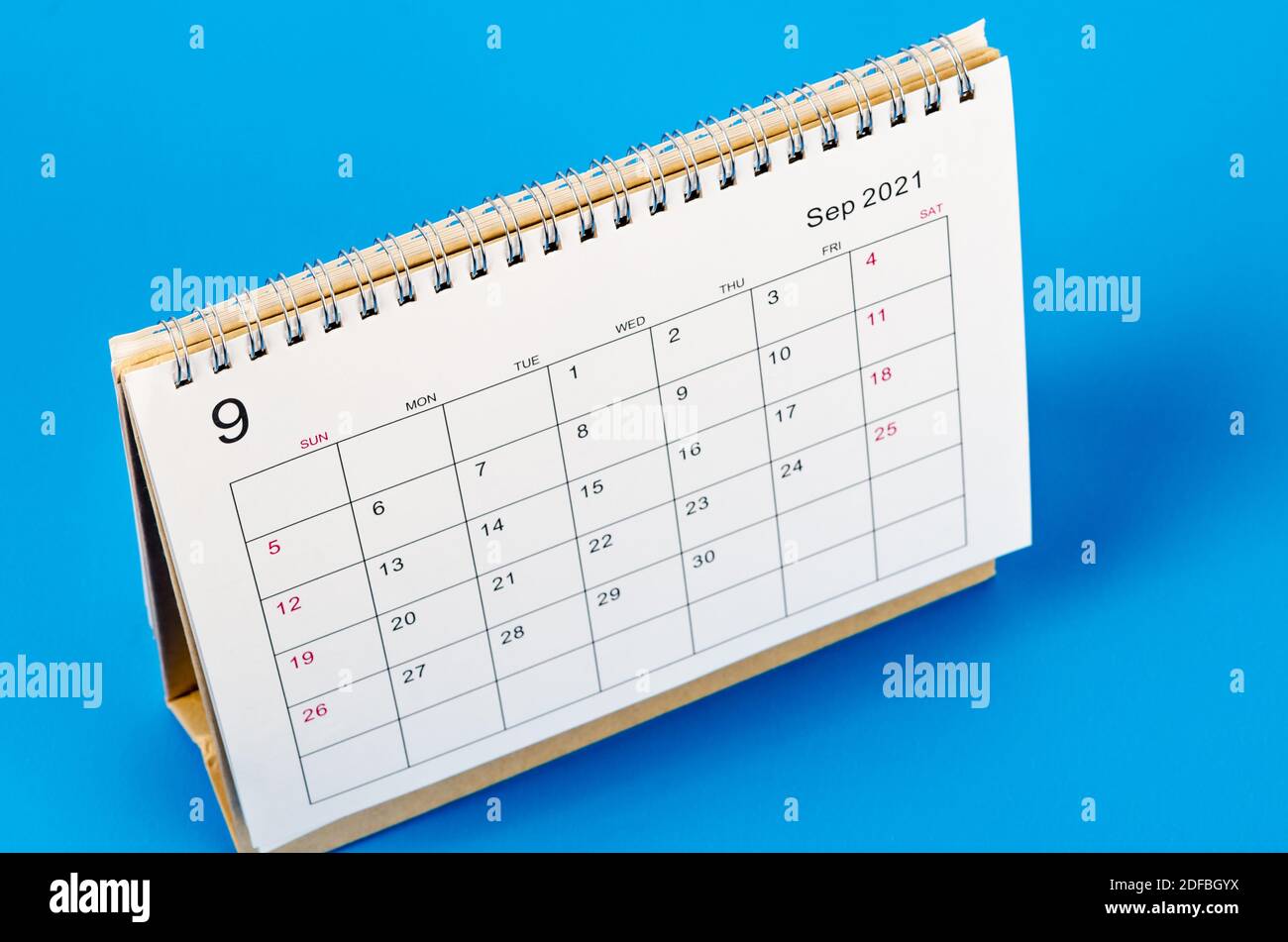 Primer plano Septiembre 2021 Calendario de escritorio para el organizador para  planificar y recordar sobre fondo azul Fotografía de stock - Alamy