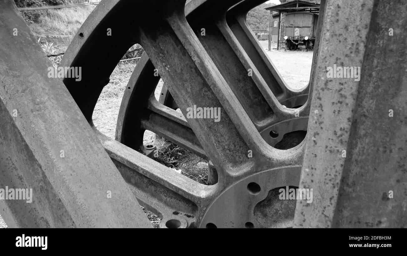 Viejas ruedas de metal del tren oxidado abandonadas en el campo [Negro Y colores blancos] Foto de stock