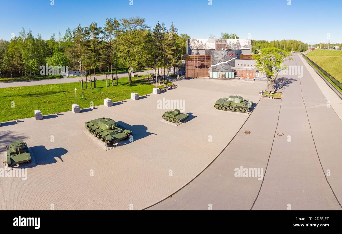 Vista panorámica aérea en el Museo diorama Salto del asedio de Leningrado en el soleado día de verano. Monumento tanques soviéticos KV-1, BT-5, T-38, -26 Foto de stock