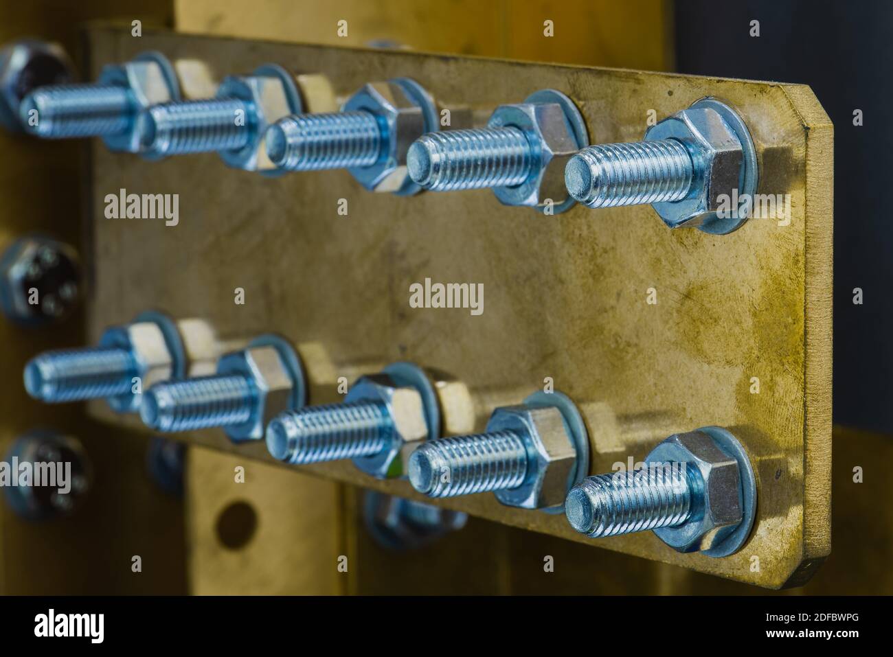 Unión de la barra colectora de cobre por pernos y tuercas en el sistema  eléctrico cuadro de distribución de la fuente de alimentación Fotografía de  stock - Alamy