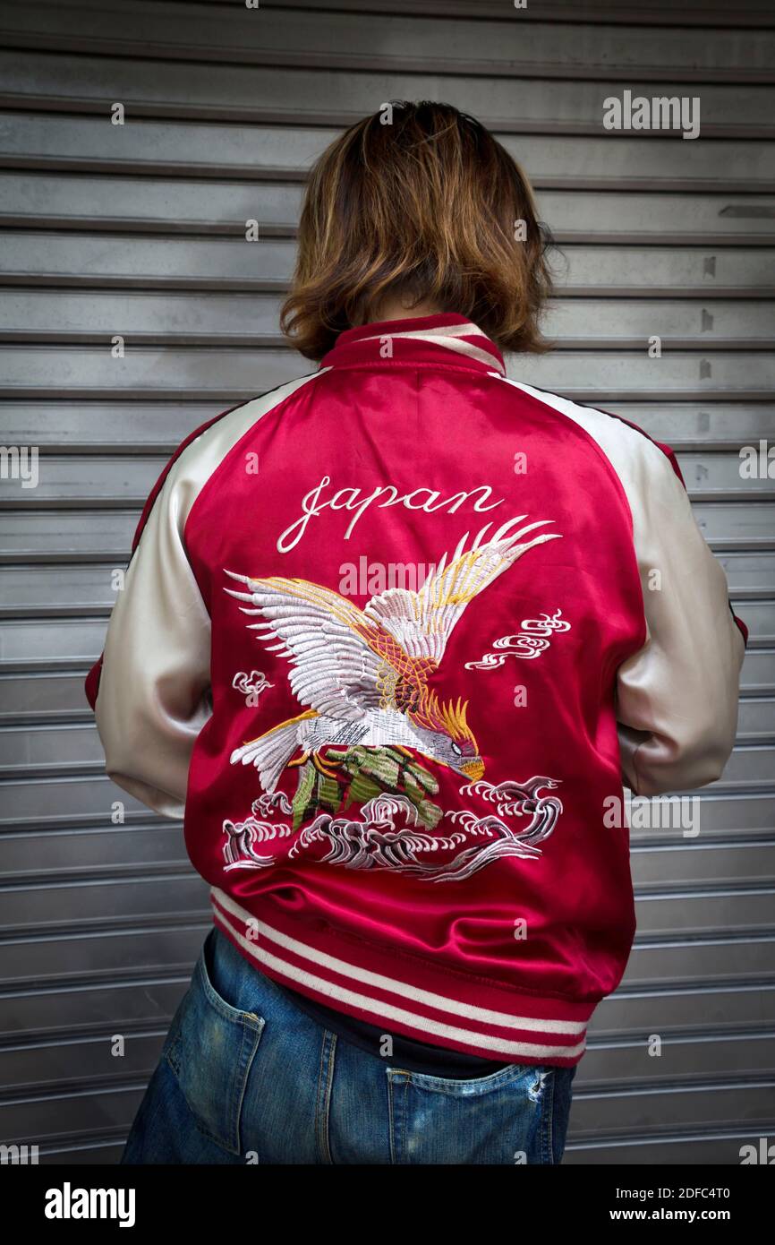 Japón, hombre con una bonita chaqueta japonesa en Tokio Fotografía de stock  - Alamy