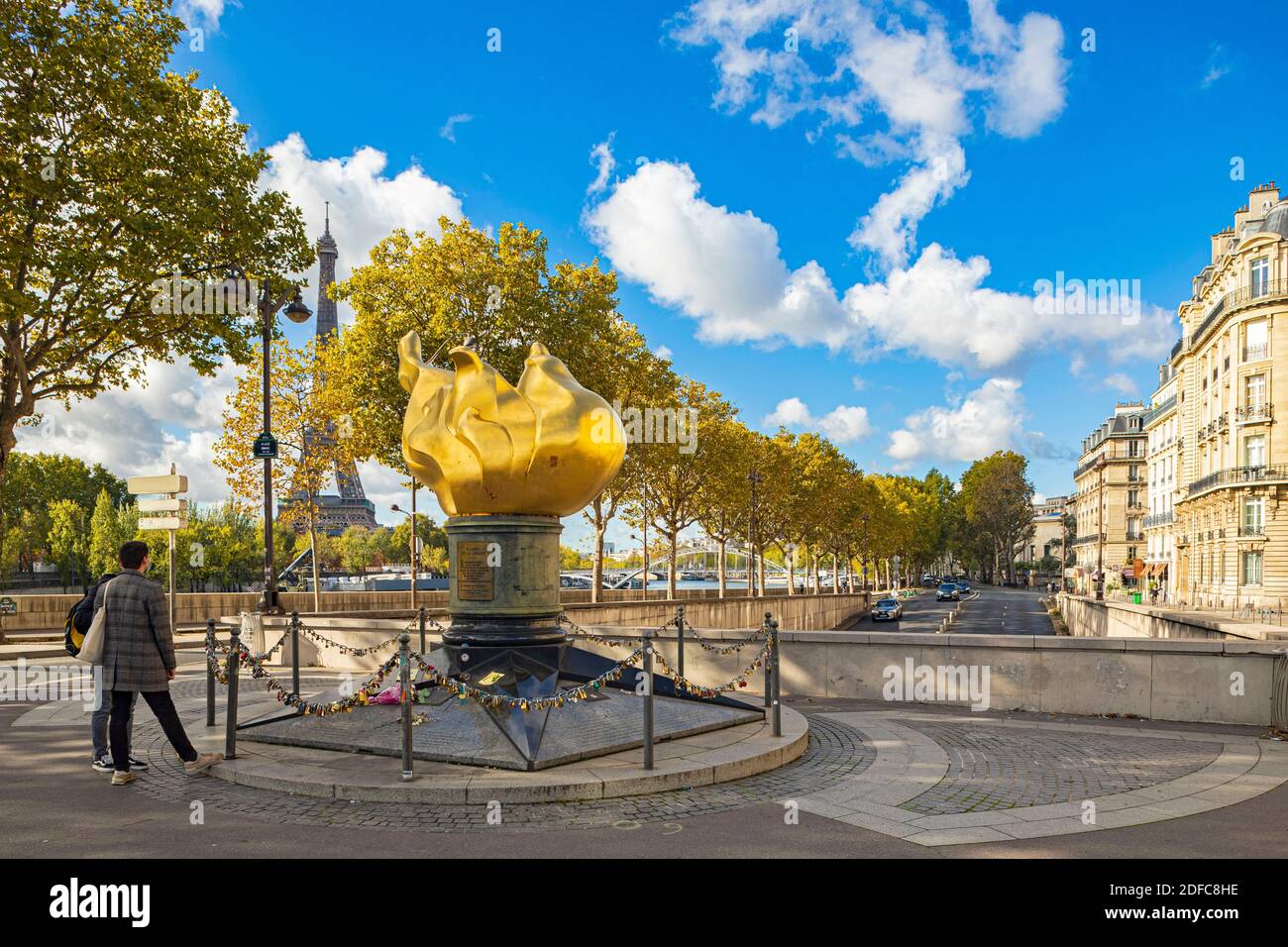 Francia, París, la llama de la Libertad sobre el túnel del Pont de l'Alma donde murió la princesa Diana, Torre Eiffel Foto de stock