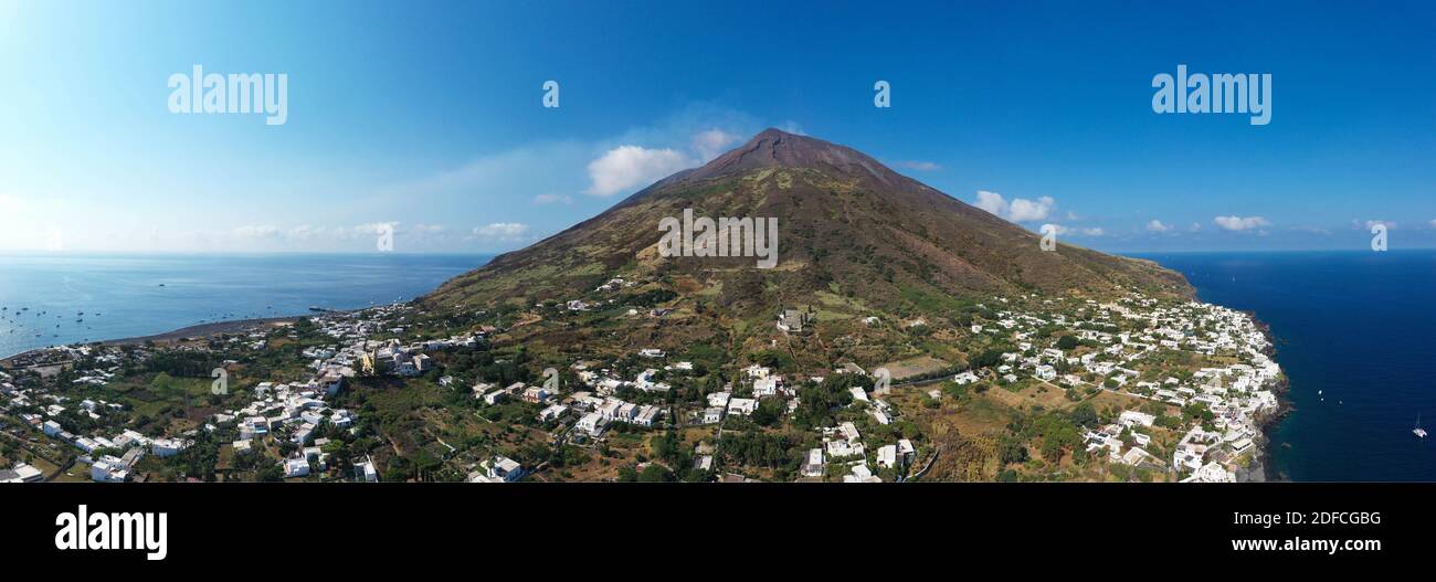 Isla Stromboli y vulcano en una vista panorámica aérea Foto de stock