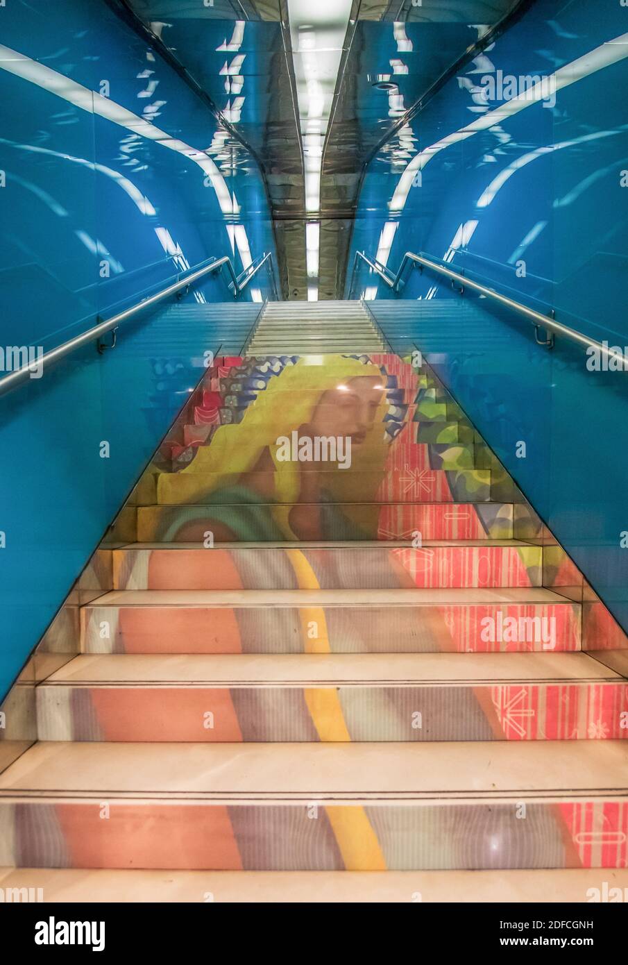 Considerado entre los terrenos más hermosos de Europa, el Metro de Nápoles presenta una arquitectura moderna. Aquí en particular una de las estaciones Foto de stock