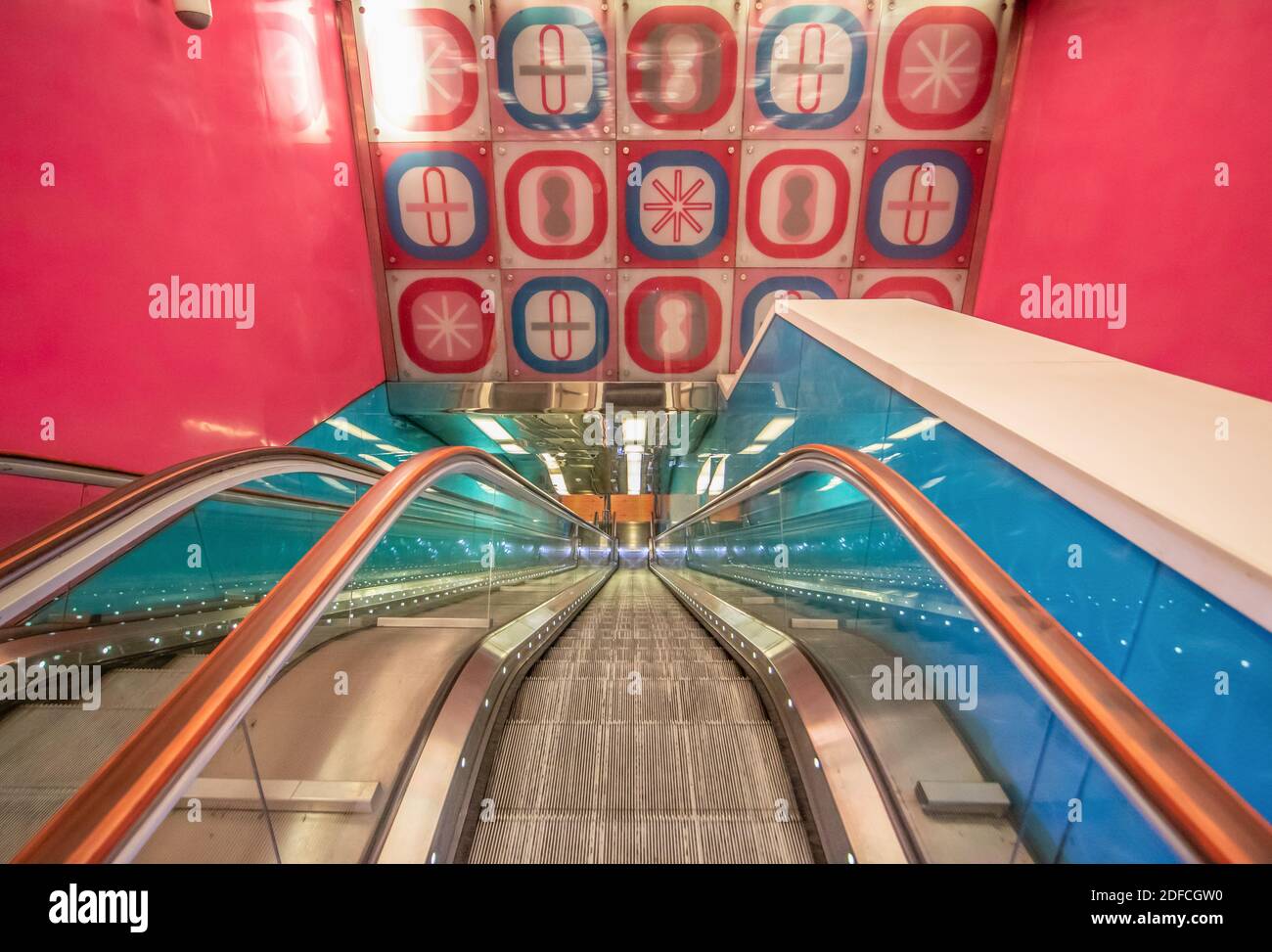 Considerado entre los terrenos más hermosos de Europa, el Metro de Nápoles presenta una arquitectura moderna. Aquí en particular una de las estaciones Foto de stock