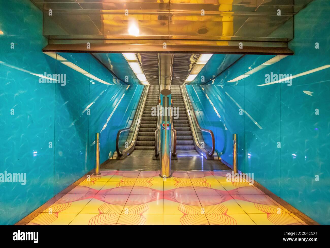 Considerado entre los terrenos más hermosos de Europa, el Metro de Nápoles presenta una arquitectura moderna. Aquí en particular una de las estaciones Foto de stock