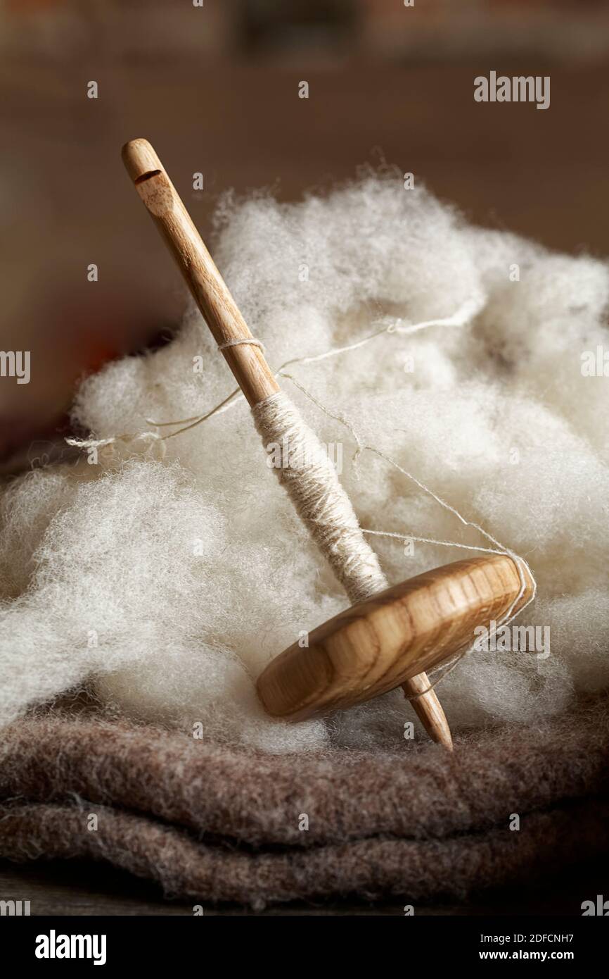 Punta de madera para hilar lana Fotografía de stock - Alamy