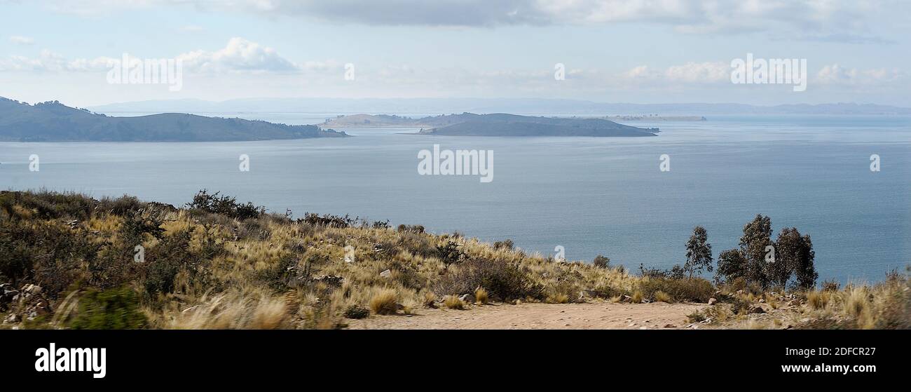 Vista a través de la bahía en el Lago Titicaca mirando desde Bolivia hacia Perú Foto de stock