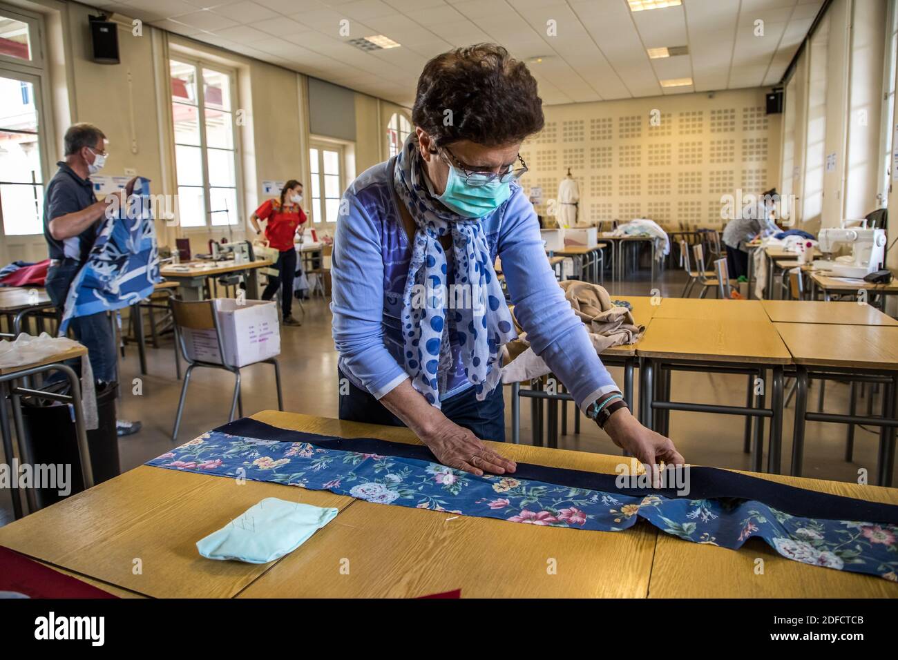 Blusas usadas fotografías e imágenes de alta resolución - Alamy