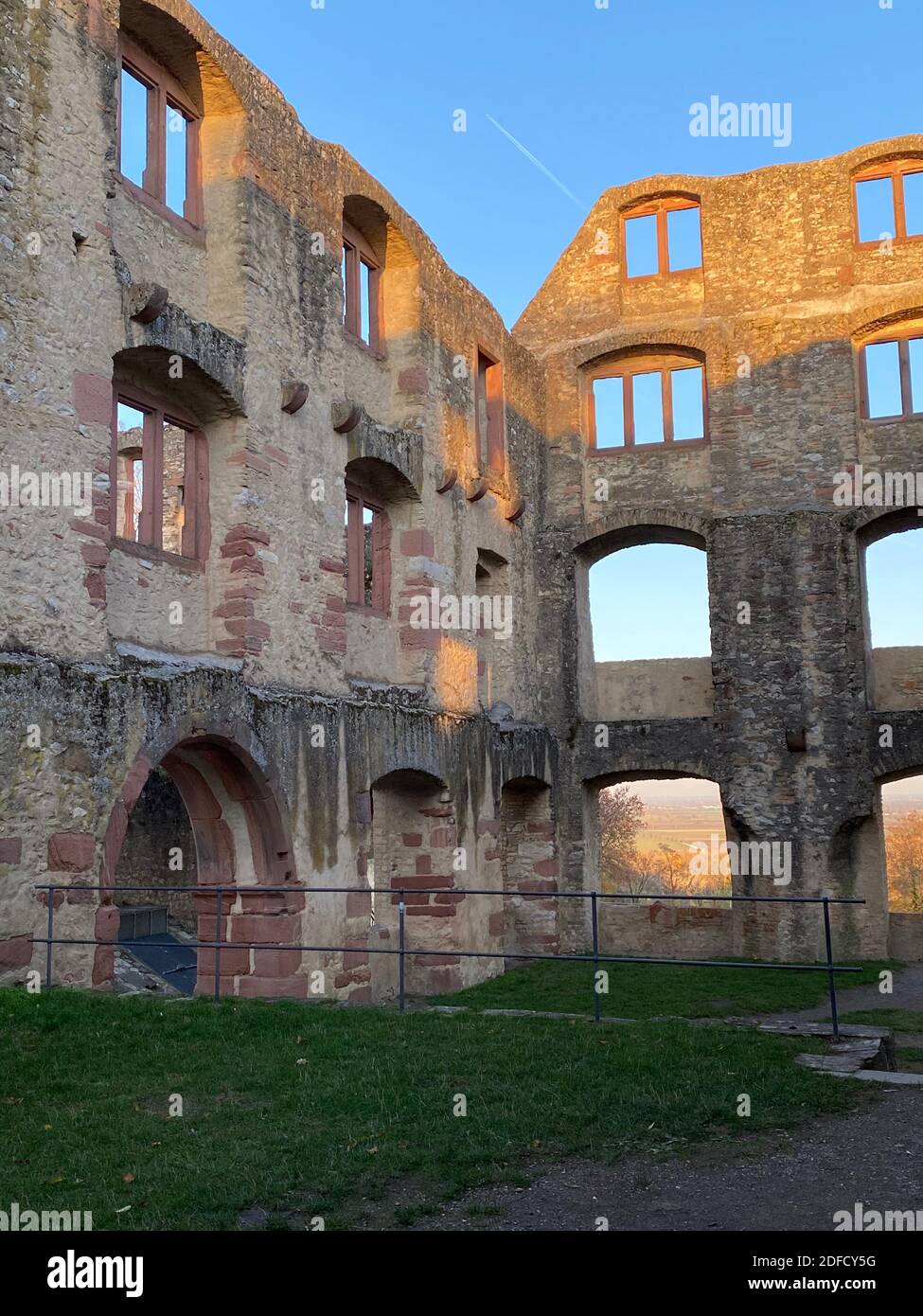 Ruinas del Castillo de Landskron en Oppenheim, Rheinhessen, construido en el siglo 13, Renania-Palatinado Foto de stock