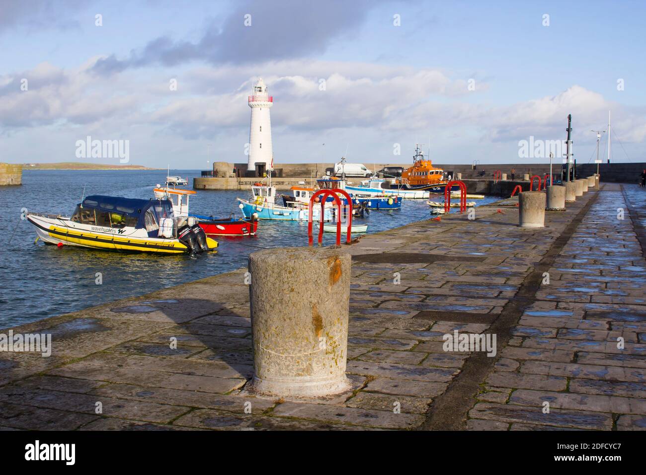 2 de diciembre de 2020 Puerto y Faro Donaghadee en el ARDS Península en Irlanda del Norte bañado por el sol de invierno en un bight pero frío invierno después Foto de stock