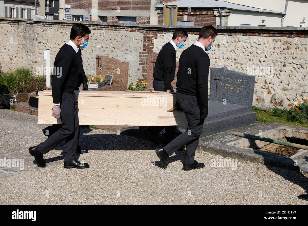 Funeral en el cementerio de evreux, francia durante la epidemia de covid-19 Foto de stock