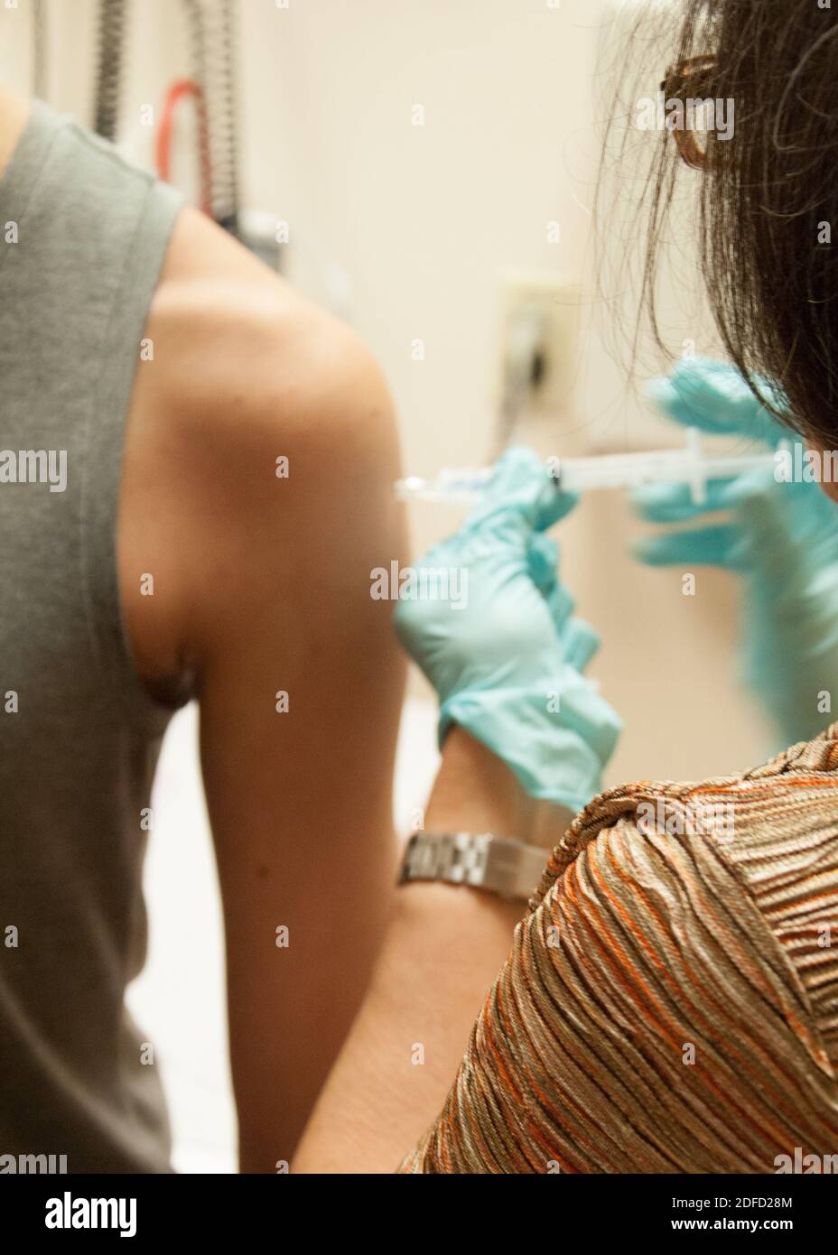 El participante en el estudio recibe la vacuna antibola de niaid/gsk Foto de stock