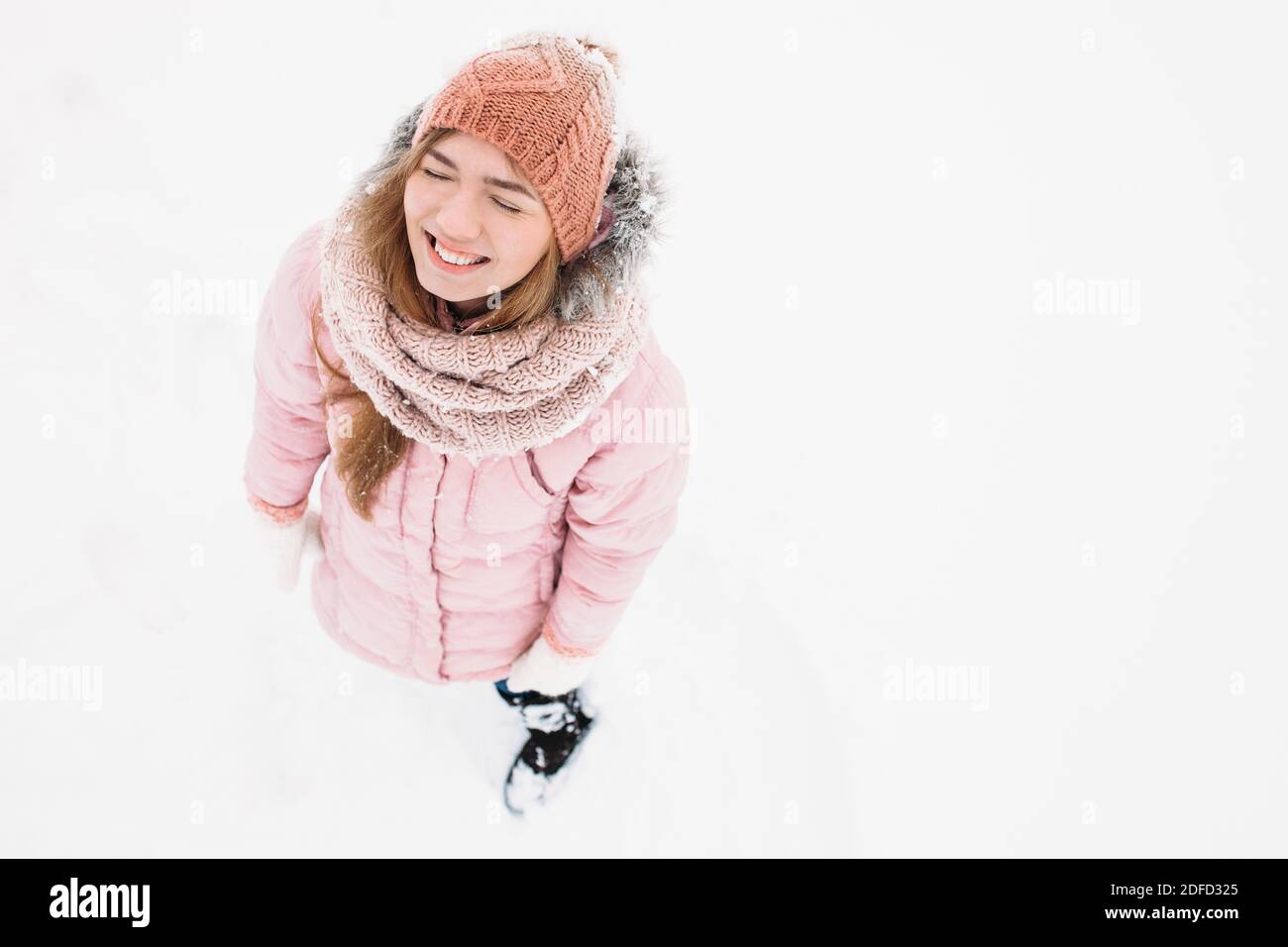 Chica posando al aire libre, una mujer mira sonriente y feliz mujer joven  en ropa de esquí recreación al aire libre en clima frío, imagen para la  publicidad, insertar t Fotografía de