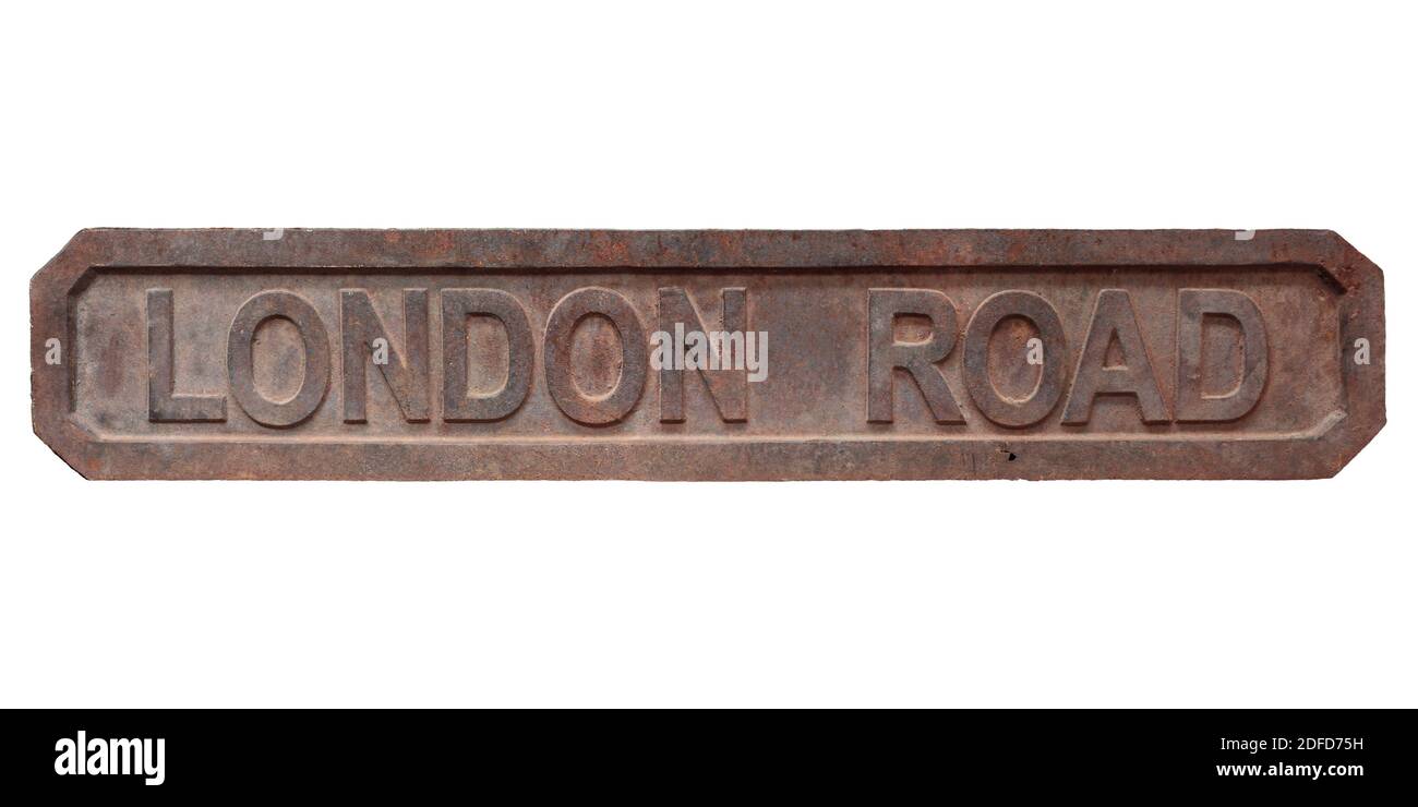 Señal antigua de London Road oxidada aislada en un blanco antecedentes Foto de stock
