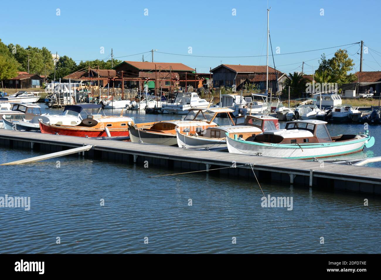 Francia, Aquitania, el puerto de la Teste de Buch con sus alces, los barcos tradicionales de la bahía de Arcachon y las chozas de ostras de los granjeros de ostras. Foto de stock