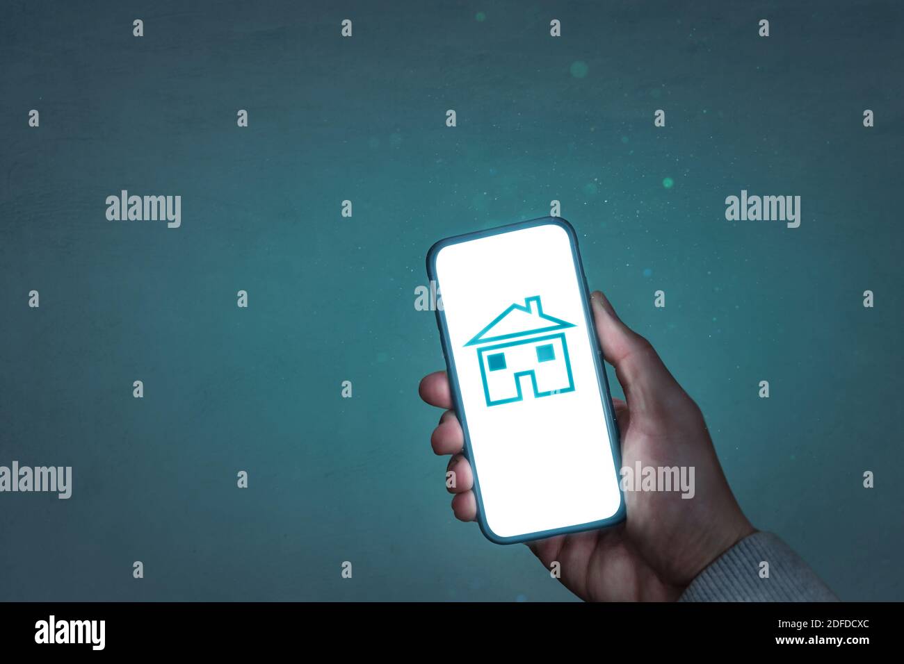 La pantalla del smartphone muestra un símbolo de casa Foto de stock