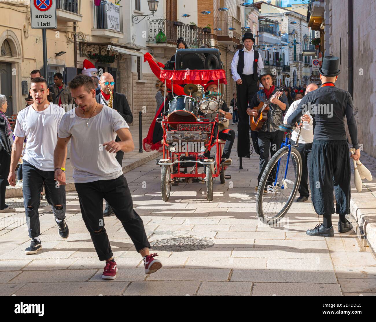 Modugno, Italia - 17 de noviembre de 2019: Artistas callejeros circulan por las calles de la ciudad para la feria tradicional de la Crucifixión que toma p Foto de stock