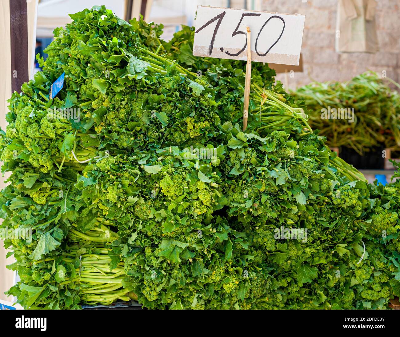 Detalle Cime di Rapa (Brassica rapa sylvestris): Verduras tradicionales italianas de Puglia. Verde fresco en venta en ? 1.50 por kg en un mercado Foto de stock