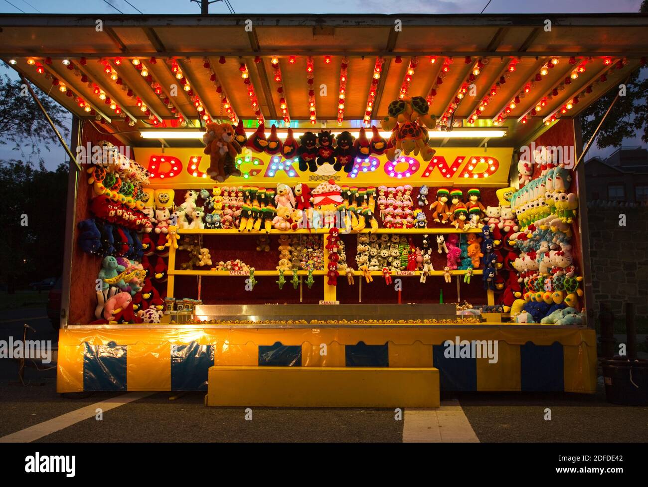 Calle Carnival kiosco / stand con animales de peluche (Noche con luces brillantes) Foto de stock