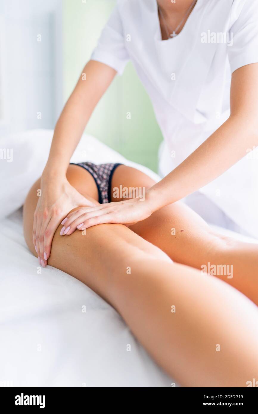 Masaje de piernas y nalgas para reducir la celulitis y flebeurismo y  preservar un aspecto saludable. Cuidado de la piel y del cuerpo,  recuperación Fotografía de stock - Alamy