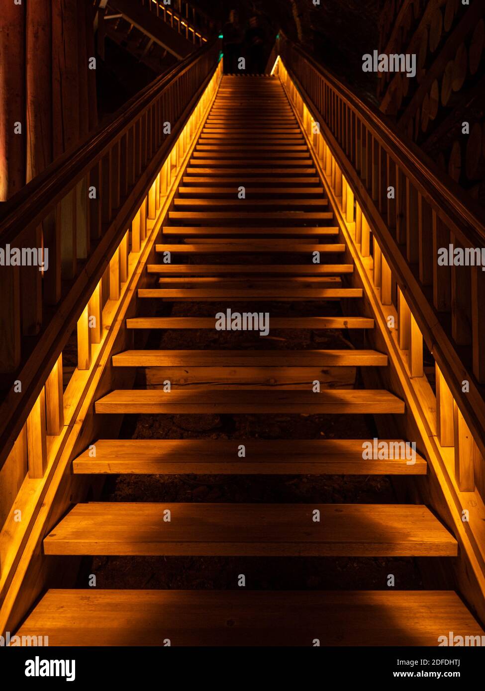 Imagen de madera, subir a la oscuridad un camino de aspecto solitario, de que habrá algo misterioso bajo las sombras, Dim luz Fotografía de stock Alamy
