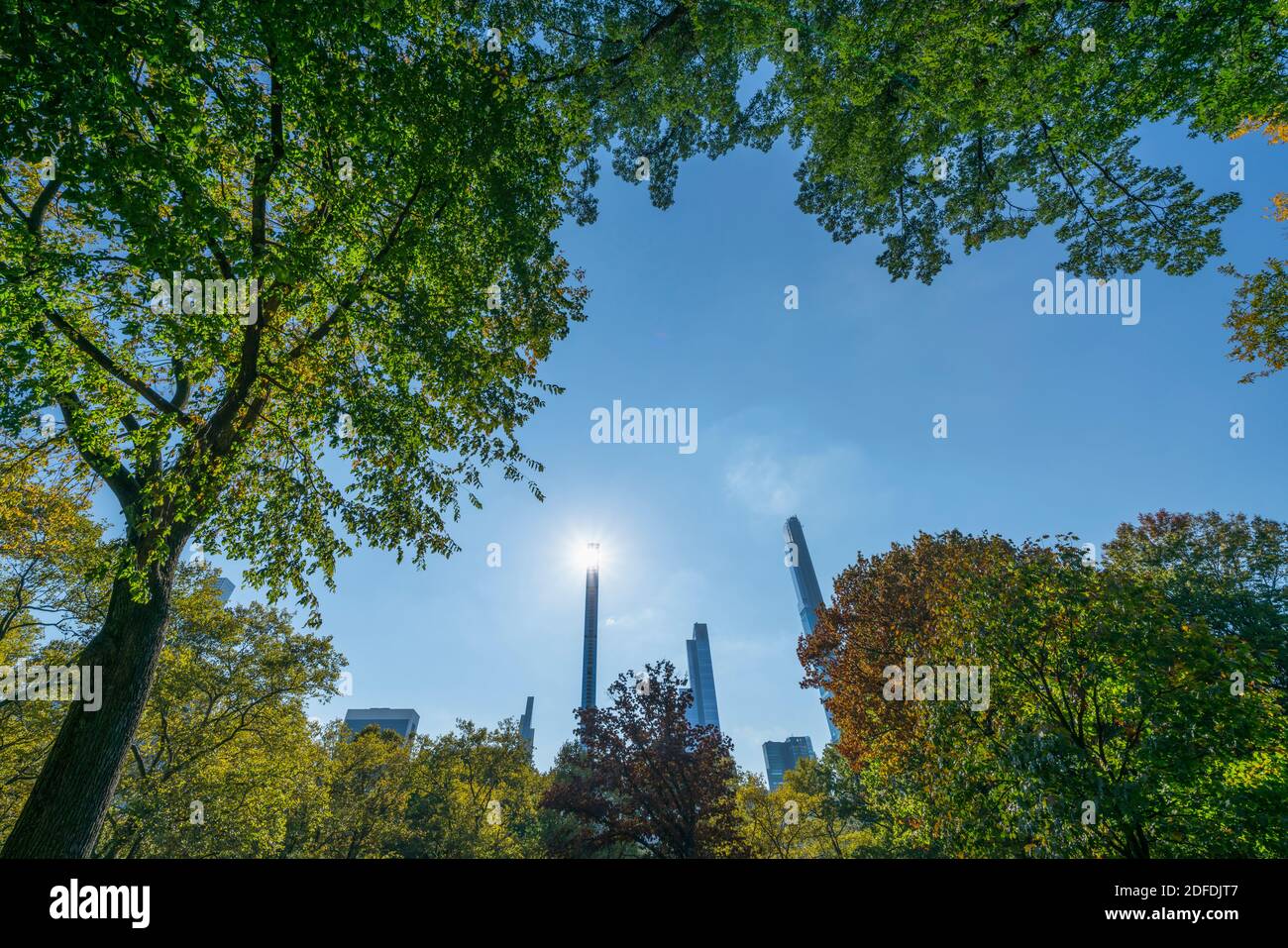 El sol brilla detrás de la parte superior de la Torre Steinway En Nueva York Foto de stock