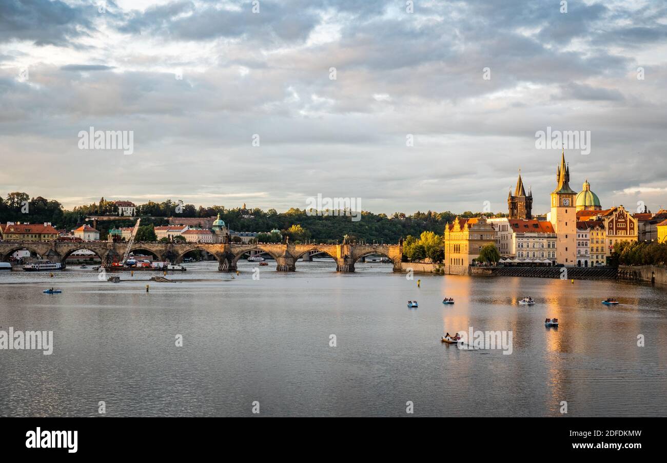 Praga y el río Vlatava, República Checa. Paisaje urbano del famoso puente Charles y la torre del puente de la ciudad vieja al atardecer. Foto de stock