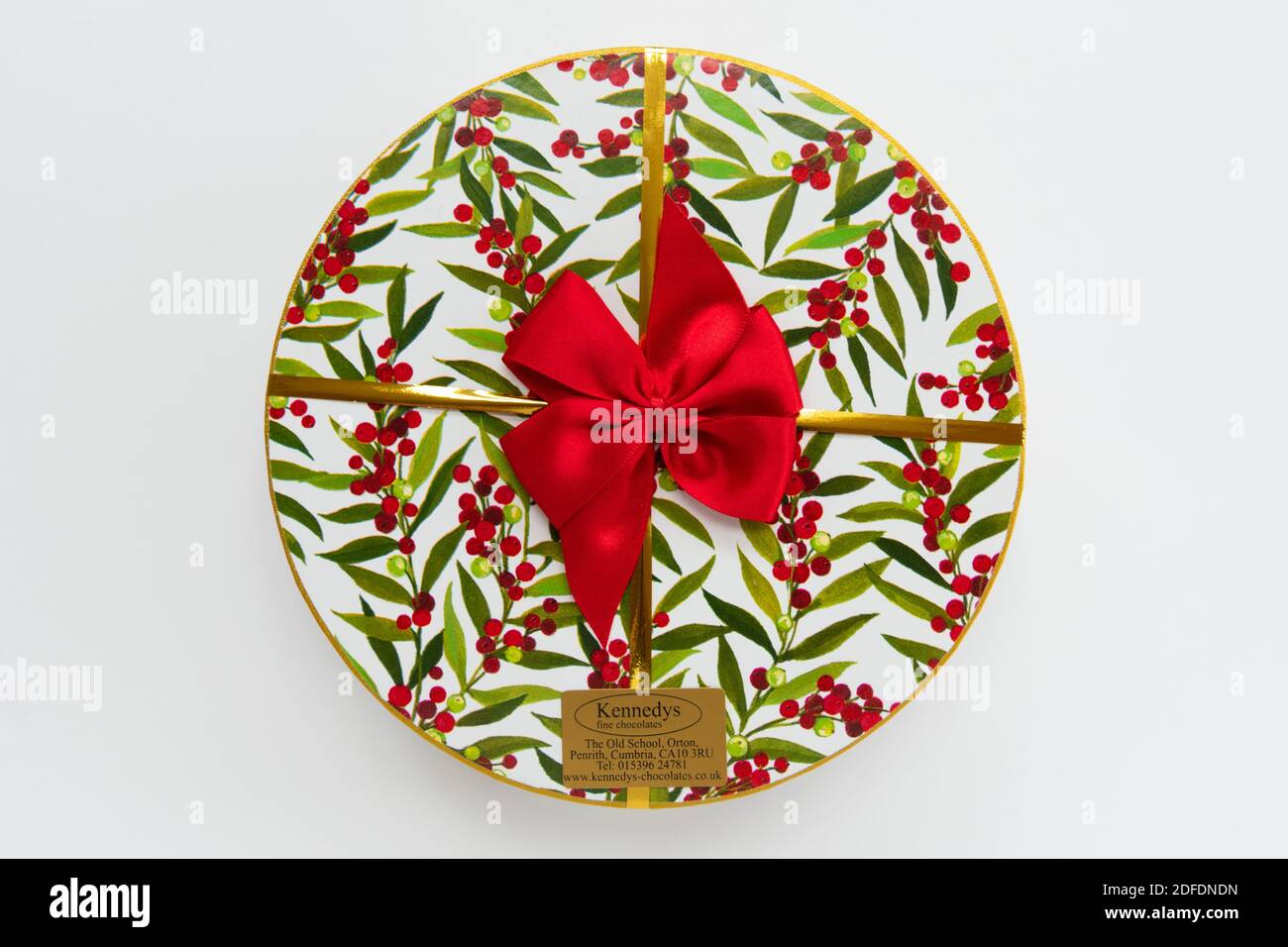 Kennedy's fine chocolates - selección de chocolate en la Navidad redonda decorativa caja con cinta roja Foto de stock