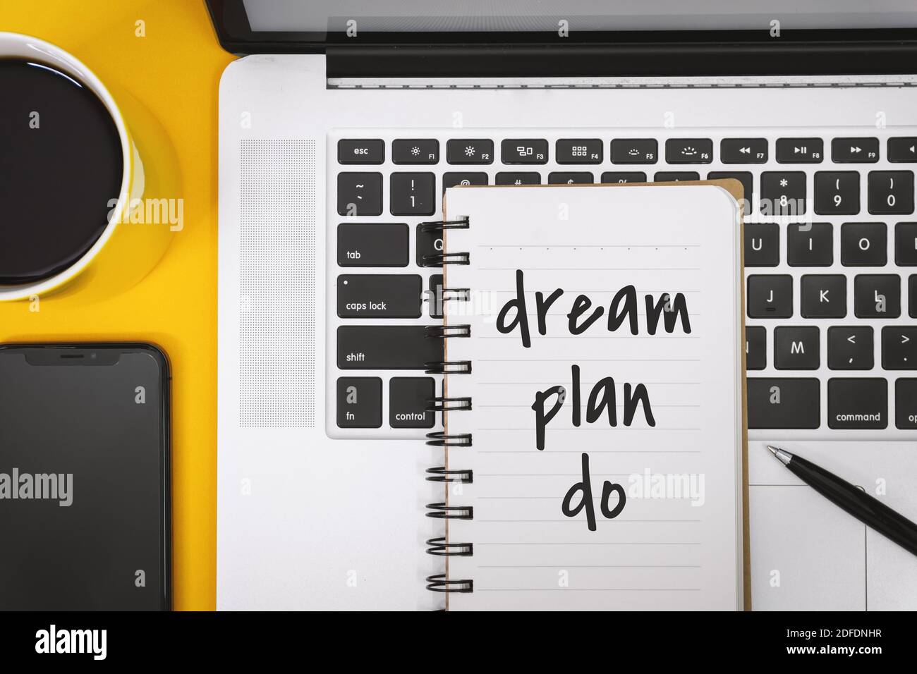 Citas motivacionales e inspiracionales. Plan de sueño. La vida del portátil en el escritorio del trabajo. Foto de stock