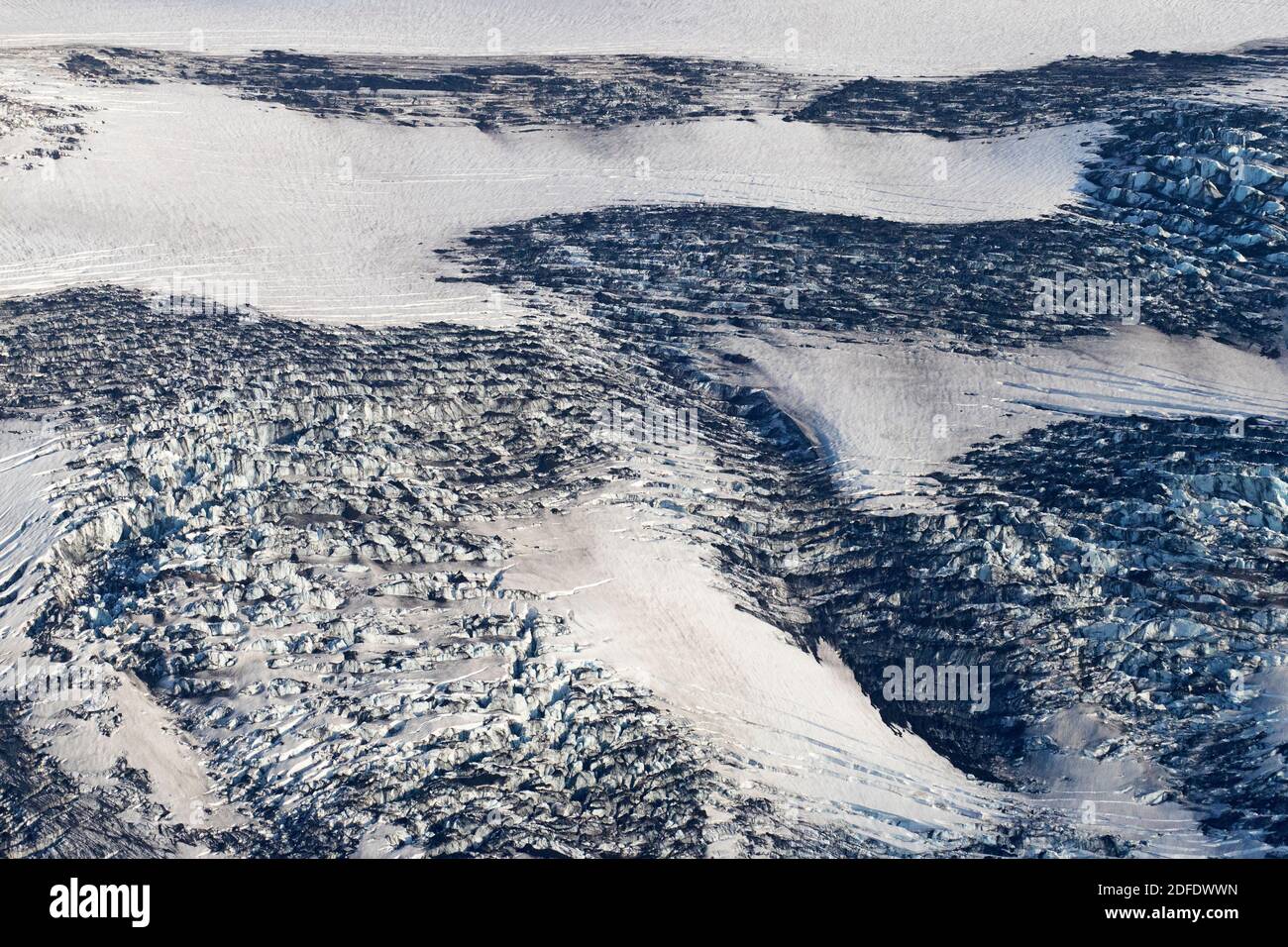 Vista aérea sobre el glaciar del volcán Eyjafjallajoekull / Eyjafjallajökull, una de las capas de hielo más pequeñas de Islandia en verano Foto de stock