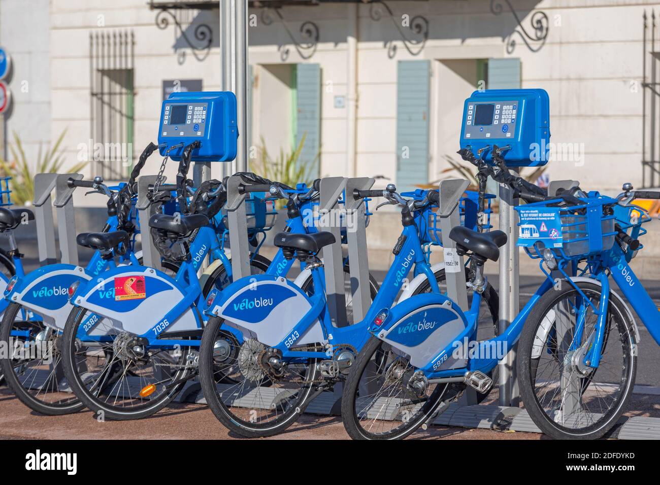 Niza, Francia - 31 de enero de 2018: Alquiler de bicicletas azules Velo  Bleu en la calle en Niza, Francia Fotografía de stock - Alamy