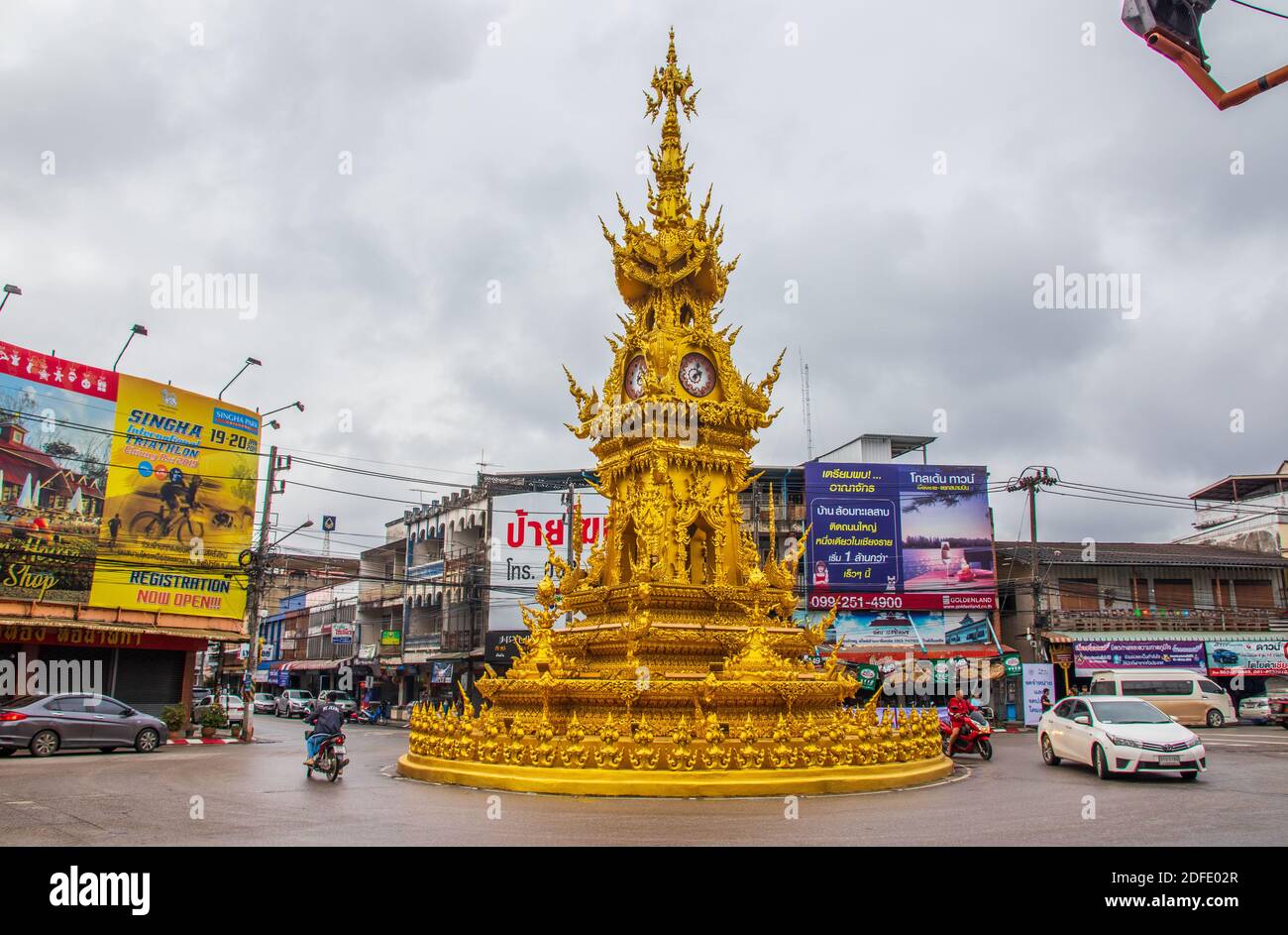 Visita de la torre del reloj como parte de un viaje Desde Chiang Rai  Tailandia Asia Fotografía de stock - Alamy