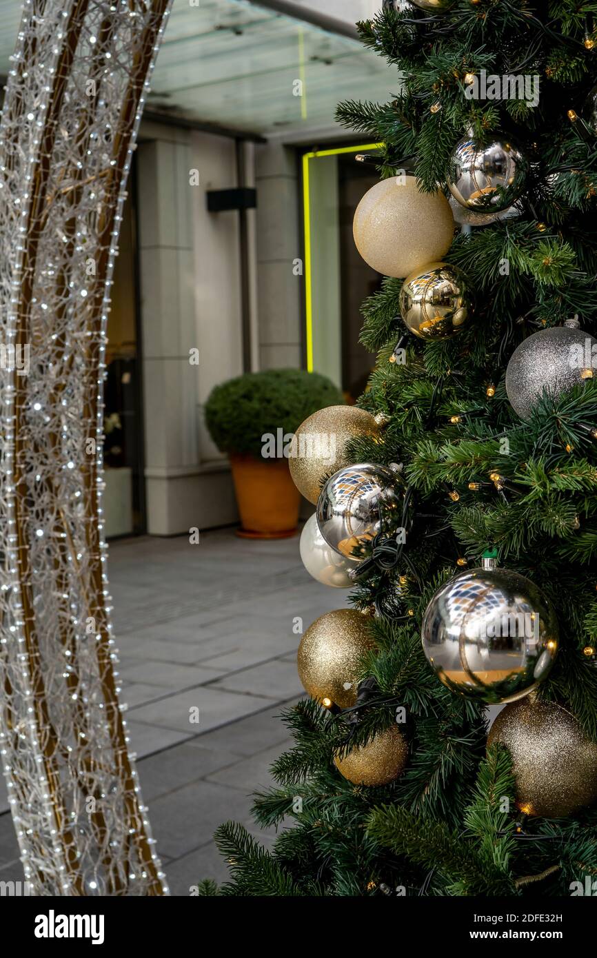 Color dorado y plateado de la bola de Navidad en las ramas del abeto, árbol  de Navidad decorado. Año Nuevo decoración fondo festivo con tono vintage y  Fotografía de stock - Alamy