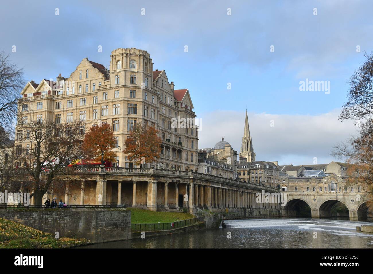 El Empire Hotel, la aguja de la Iglesia sin San Miguel, el Puente Pultney y el Río Avon en un brillante día de otoño en Bath, Somerset, Reino Unido Foto de stock