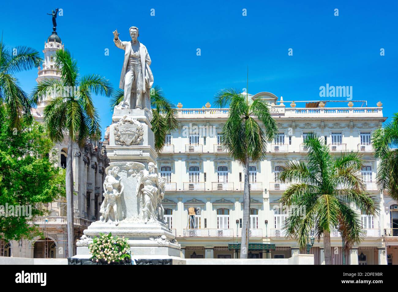 Estatua de jose marti en la habana en el parque central fotografías e
