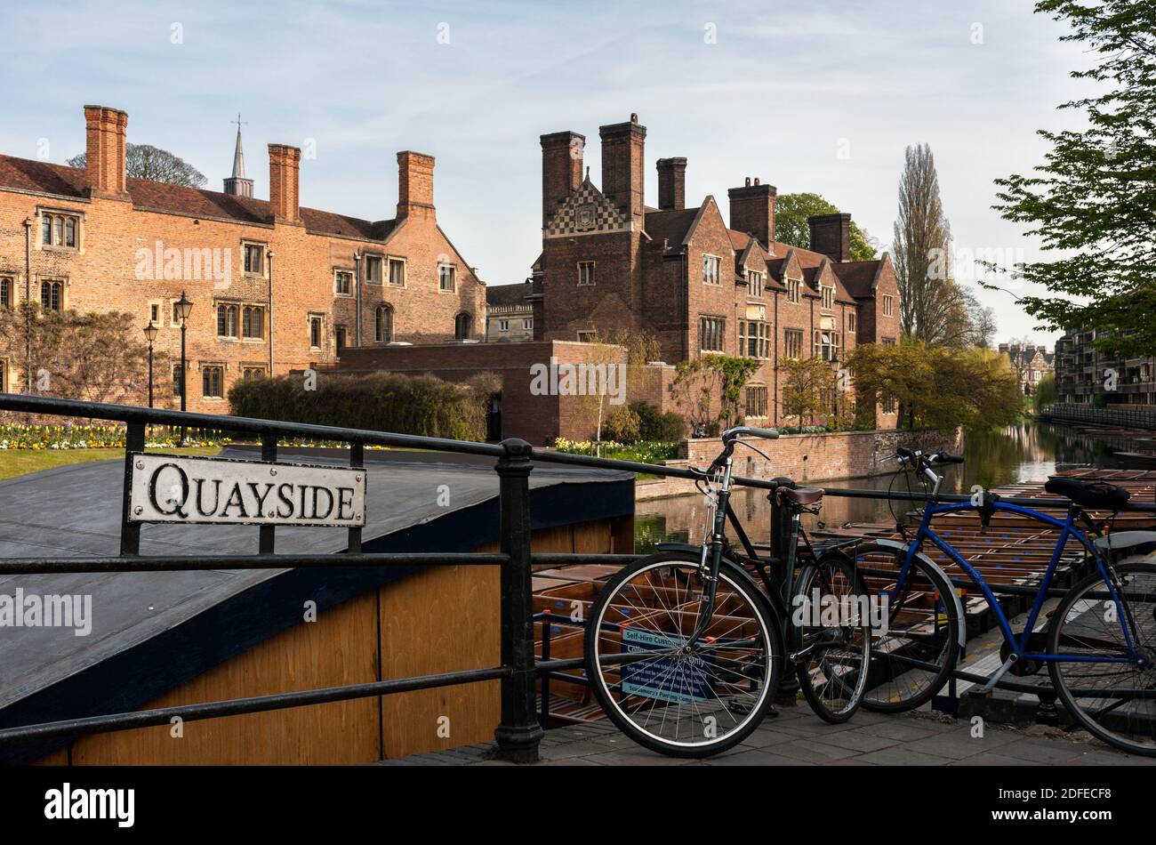 CAMBRIDGE, Reino Unido - 24 DE ABRIL de 2010: Vista de las bicicletas estacionadas en Quayside en Cambridge frente a Magdalene College con el cartel Foto de stock