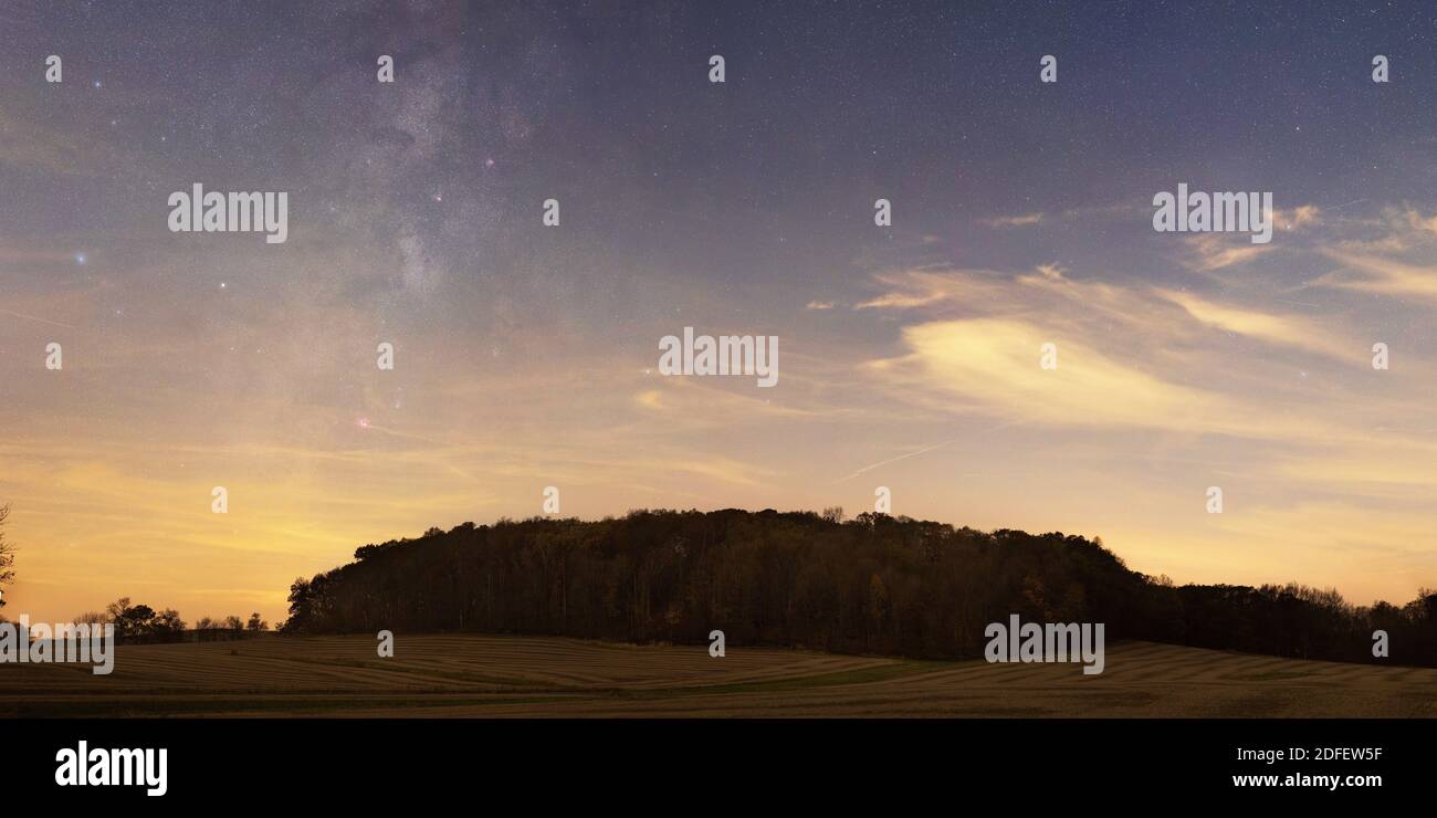 Una imagen de alta resolución de nuestra Galaxia de la vía Láctea sobre un bosque en el condado central de Jackson, Indiana durante el mes de noviembre. Foto de stock