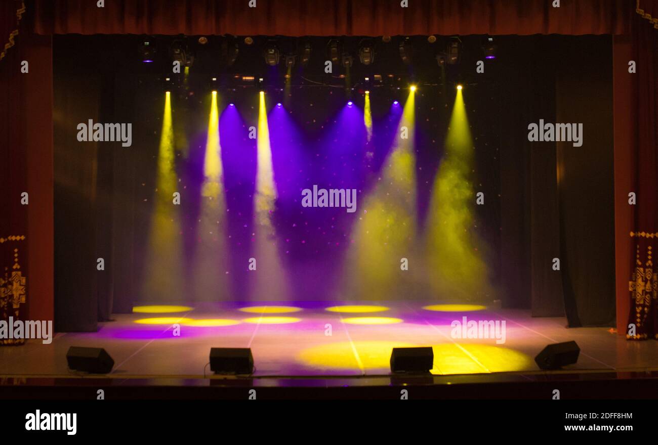 Luces de teatro que se iluminan sobre el escenario, textura de fondo para  el diseño Fotografía de stock - Alamy