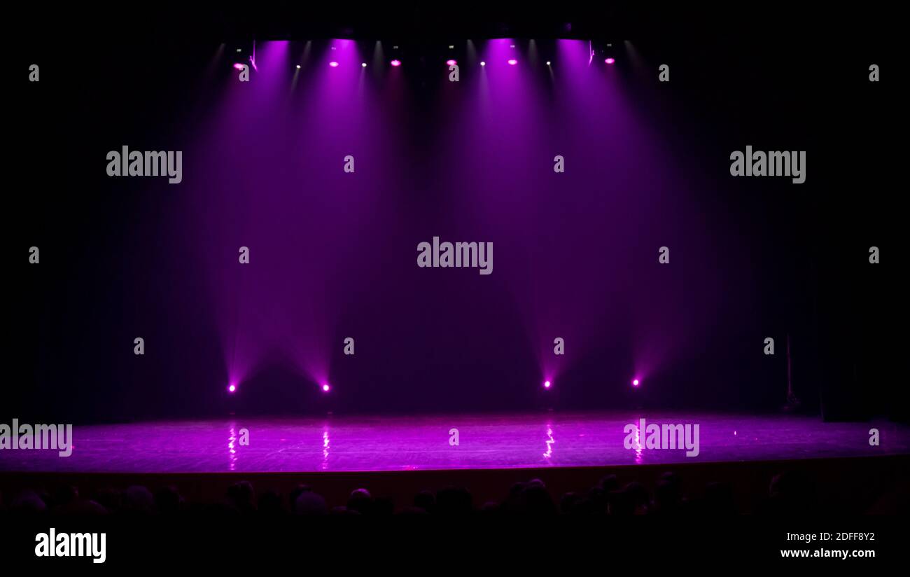 Luces de teatro que se iluminan sobre el escenario, textura de fondo para  el diseño Fotografía de stock - Alamy