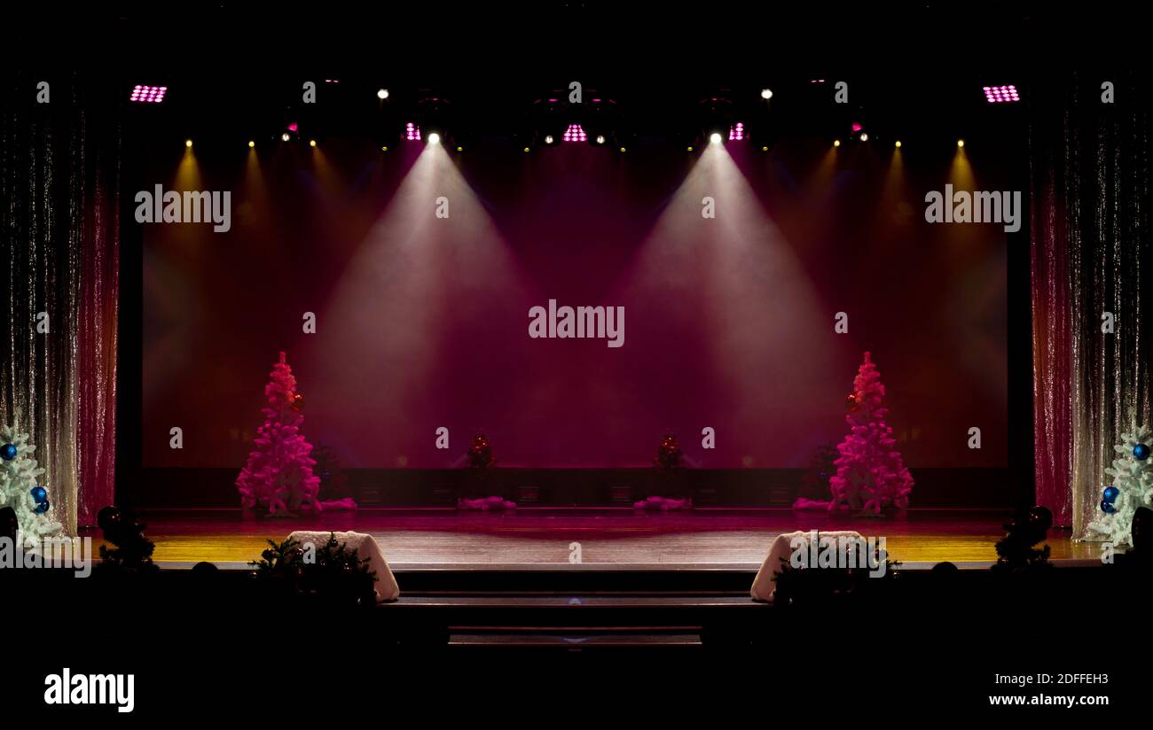 Un escenario de teatro con una cortina iluminada por la luz del escenario y  el humo, árbol de Navidad. Fondo de textura para el diseño Fotografía de  stock - Alamy