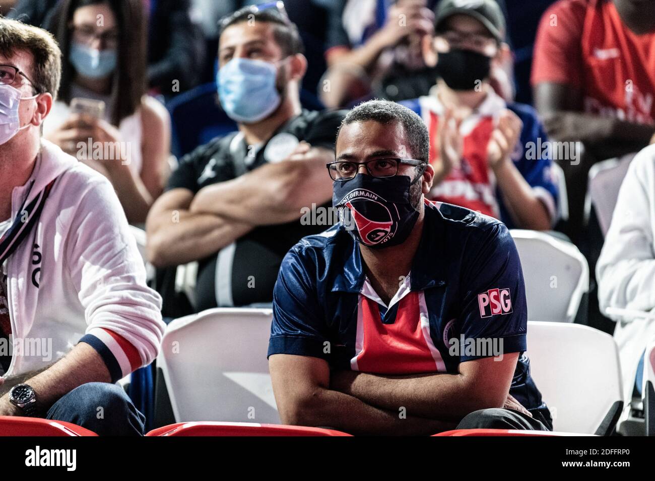 Los seguidores del Paris Saint-Germain (PSG) con máscaras de cara  reaccionan después de ver en el Parc des Princes de París, Francia, el 23  de agosto de 2020, el partido final de