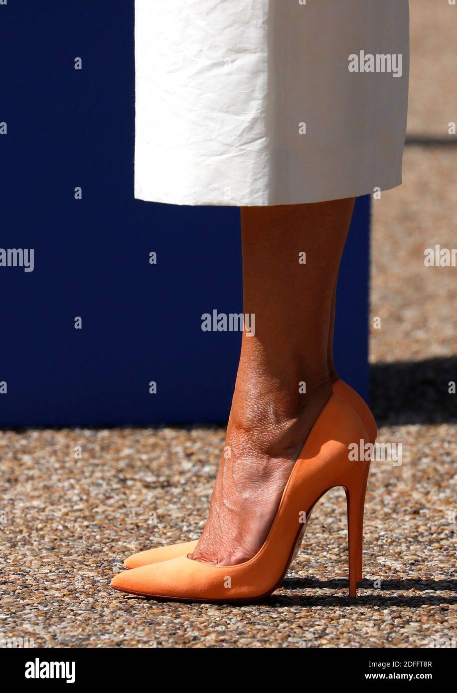 Zapatos de la primera Dama de Estados Unidos Melania Trump se ve mientras  abre la exposición Building the Movement para celebrar el centenario de la  19ª Enmienda fuera de la Casa Blanca