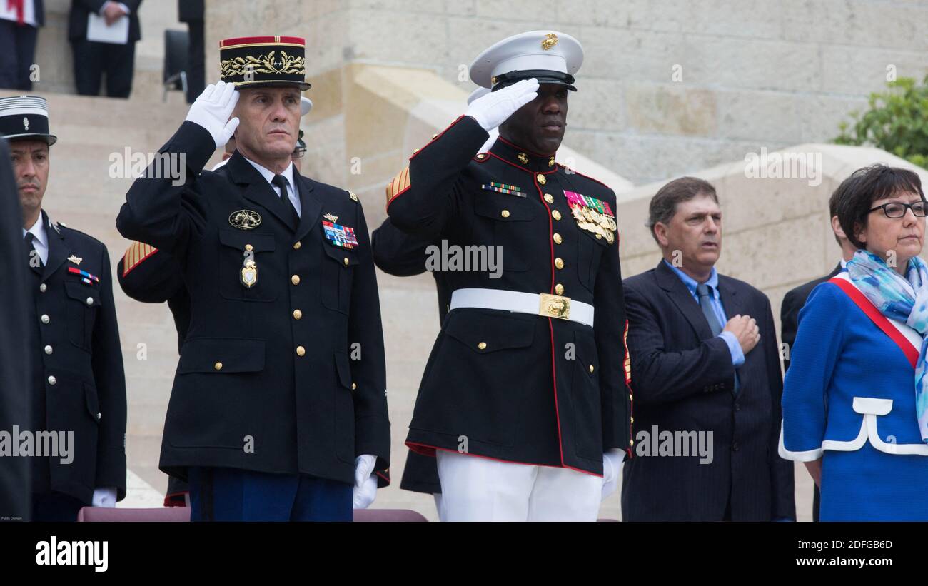 Entregue la foto del archivo del 29 de mayo de 2016 de los miembros del partido oficial, incluyendo Sgt. El mayor Ronald L. Green, Sargento mayor del cuerpo de Marines, saludó durante una ceremonia del día de los Caídos en la que los Marines de EE.UU. Actuaron junto al Ejército Francés en el Cementerio Americano de Aisne-Marne en Belleau, Francia. Los franceses y los estadounidenses se unen, como todos los años, para honrar a los miembros del servicio de ambos países que han caído en la primera Guerra Mundial, en Belleau Wood y a lo largo de la historia, luchando juntos. Los Marines también recordaron aquellos que perdieron en la batalla de Belleau Wood hace 98 años. PR Foto de stock