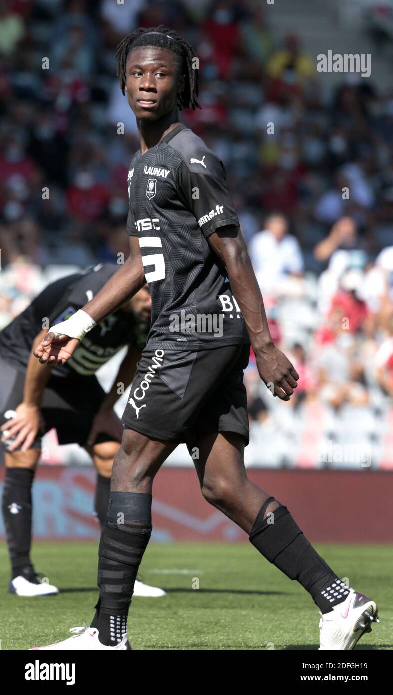 Eduardo Camavinga de Rennes en acción durante el partido de fútbol de la Liga 1 Nimes contra Rennes el 13 de septiembre de 2020 en Nimes, Francia. Camavinga, de 17 años, ha captado la atención con sus actuaciones en la Liga 1 y participó en los 25 partidos de liga –comenzando en 24– de su club de la temporada pasada, ayudándoles a la clasificación de la Liga de Campeones. El centrocampista se convirtió entonces en el más joven internacional de Francia en más de 100 años cuando hizo su debut para Les Bleus a principios de este mes en la Liga de las Naciones. Eduardo Camavinga admitió que está halagado por el interés del Real Madrid, pero la sensación de Rennes sigue siendo focu Foto de stock