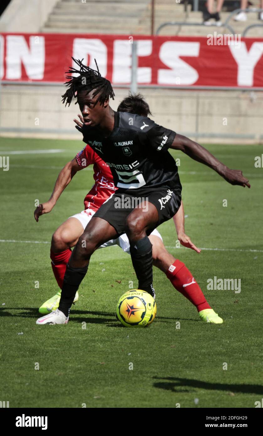 Eduardo Camavinga de Rennes en acción durante el partido de fútbol de la Liga 1 Nimes contra Rennes el 13 de septiembre de 2020 en Nimes, Francia. Camavinga, de 17 años, ha captado la atención con sus actuaciones en la Liga 1 y participó en los 25 partidos de liga –comenzando en 24– de su club de la temporada pasada, ayudándoles a la clasificación de la Liga de Campeones. El centrocampista se convirtió entonces en el más joven internacional de Francia en más de 100 años cuando hizo su debut para Les Bleus a principios de este mes en la Liga de las Naciones. Eduardo Camavinga admitió que está halagado por el interés del Real Madrid, pero la sensación de Rennes sigue siendo focu Foto de stock