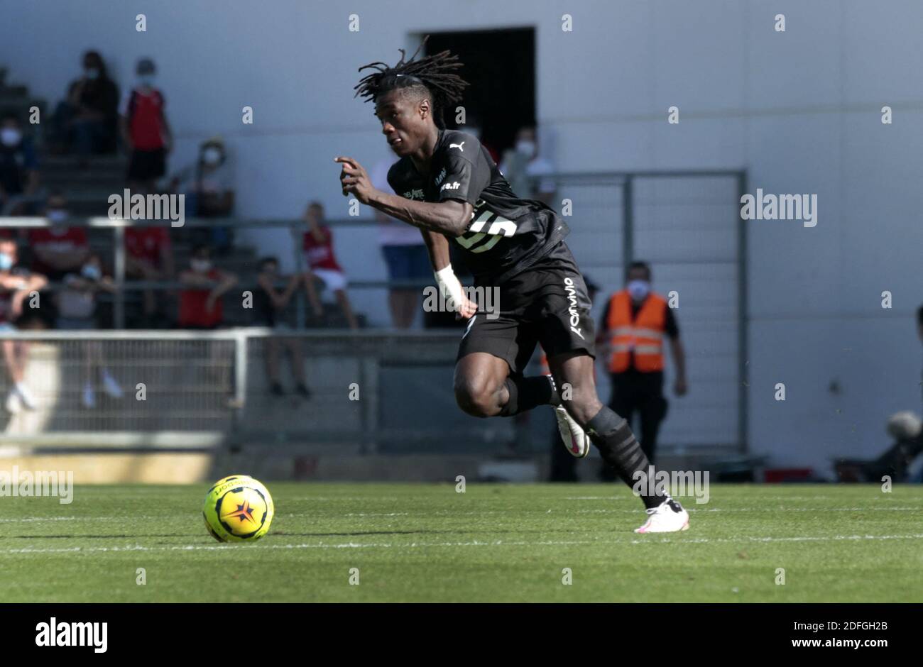 Eduardo Camavinga de Rennes en acción durante el partido de fútbol de la Liga 1 Nimes contra Rennes el 13 de septiembre de 2020 en Nimes, Francia. Camavinga, de 17 años, ha captado la atención con sus actuaciones en la Liga 1 y participó en los 25 partidos de liga –comenzando en 24– de su club de la temporada pasada, ayudándoles a la clasificación de la Liga de Campeones. El centrocampista se convirtió entonces en el más joven internacional de Francia en más de 100 años cuando hizo su debut para Les Bleus a principios de este mes en la Liga de las Naciones. Eduardo Camavinga admitió que está halagado por el interés del Real Madrid, pero la sensación de Rennes sigue siendo focu Foto de stock